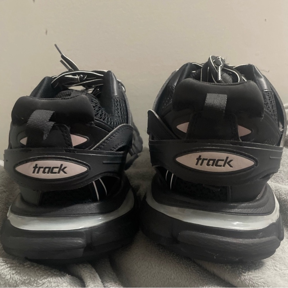 Balenciaga track size 43 eu can fit a size 10 us or 9 us - Picture 2 of 4